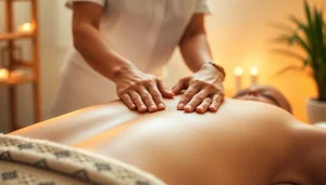 스웨디시 마사지 세션에서 테라피스트가 부드럽게 고객의 등을 마사지하는 모습